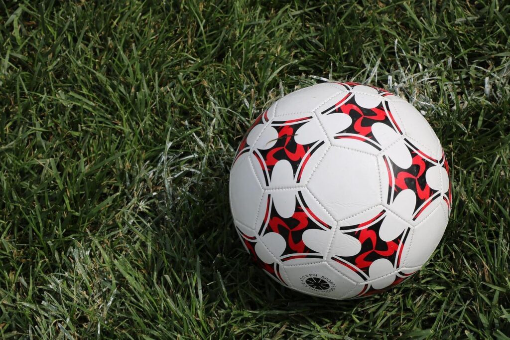Home Deelnemers spelen bubbelbal voetbal in grote opblaasbare bollen op een sportveld